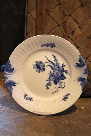 Royal Copenhagen Blå Blomst
Svejfet kagefad med hanke. 
Dia.: 27cm. RC#10/1864...