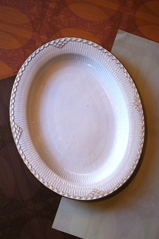 Sjældent ovalt Royal Copenhagen serveringsfad i Prinsesse med guld dekorationer. 
37x30cm. 1850-70.