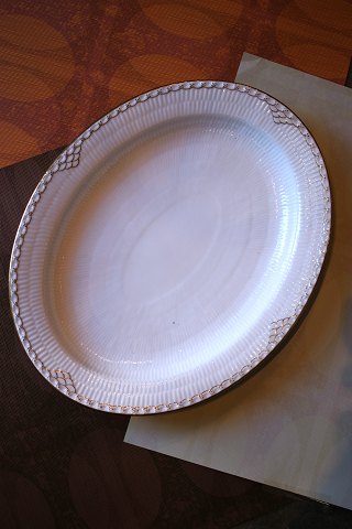 Sjældent ovalt Royal Copenhagen serveringsfad i Prinsesse med guld dekorationer. 
41x32,5cm. 1850-70