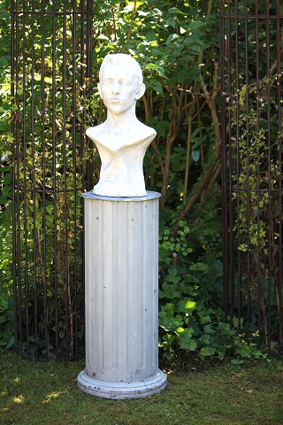 Gammel fransk søjle piedestal i træ med grå farve og en super fin patina. 
H: 85cm...