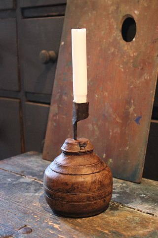 Antik svensk lysestage fra 1800 tallet i træ 
med lysholder i smedejern og en fin patina...