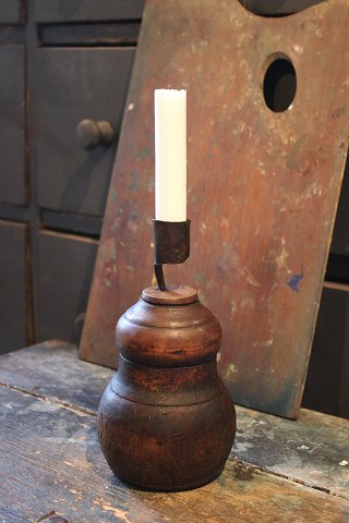 Antik svensk lysestage fra 1800 tallet i træ
med lysholder i smedejern og en fin patina...