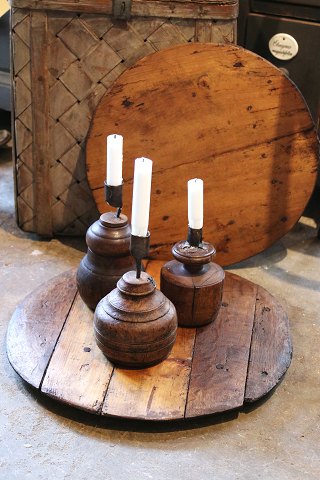 Svensk 1800 tals rund træplade i træ med en rigtig fin patina. 
Fin som bordplateau / bakke...
