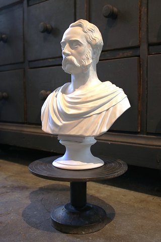 Gammel drejeskive på fod i jern med en rigtig fin patina.
fin som piedestal til at udstille kunst genstande på...
