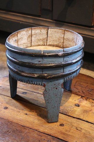 Gammel svensk 1800 tals træ skål på ben med fin gammel bemaling...