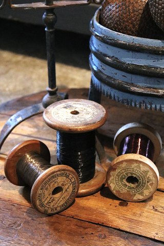 3 dekorative gamle vintage garntrisser med sytråd med en super fin patina. Bare 
fine som ren dekoration...