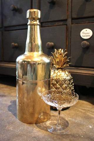 Gammel champagnekøler i form af stor flaske i messing som kan åbnes og fyldes 
med isterninger...