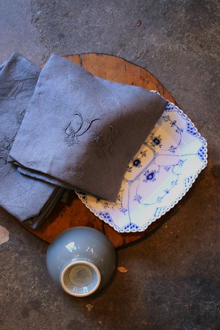 8 stk. gamle franske damask vævet linned servietter med fint mønster og flot 
monogram i flot grå farve...