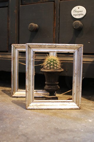 Fransk 1800 tals sølv ramme i træ med gammel sølvbelægning og fin patina. Yder 
mål : 21x18cm.