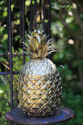 Lækker Italiensk isspand designet af Mauro Manetti
i form af ananas i forgyldt tin fra 60érne...