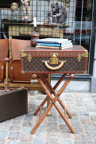 Vintage LOUIS VUITTON Monogram LV rejse kuffert model Alzer 60 med en god 
patina...