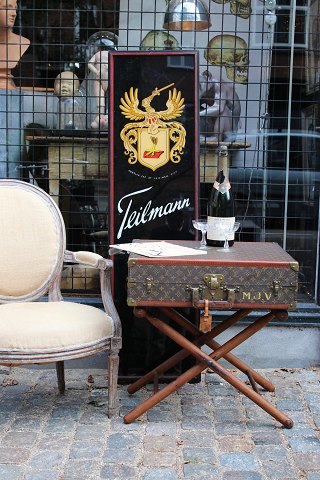 Eksklusivt sofabord / sidebord i form af original vintage LOUIS VUITTON Monogram 
LV rejse kuffert...