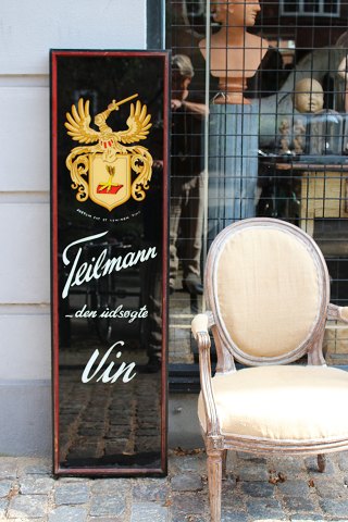 Dekorativt , gammelt reklameskilt (Teilmann vin) malet på glas i træramme...