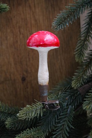 Gammelt juletræspynt i form af padehat i vat/papir med klemme.