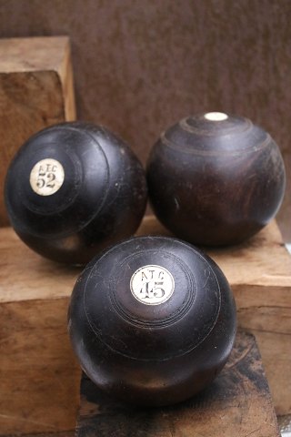 Dekorativ , antik bowling kugle i træ med nummer indlagt i horn...