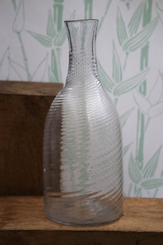Antik , svensk karaffel i snoet mundblæst glas...