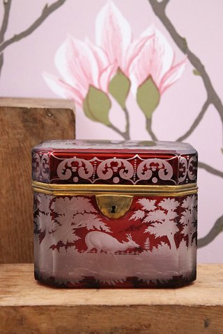 Fantastisk smukt antikt sukkerskrin fra 1800 tallet rødt glas med slebne 
motiver. Fantastisk smukt antikt sukkerskrin fra 1800 tallet rødt glas med slebne 
motiver.