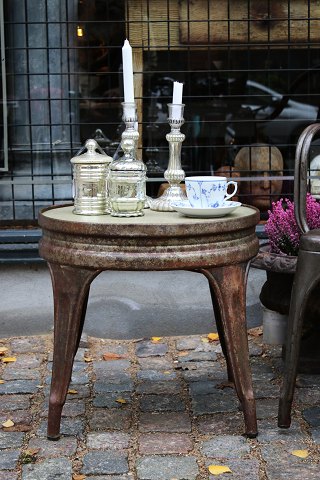 Gammelt fransk Tolix sofabord / sidebord i afpudset metal fra omkring 1930-40 
med fantastisk fin patina...