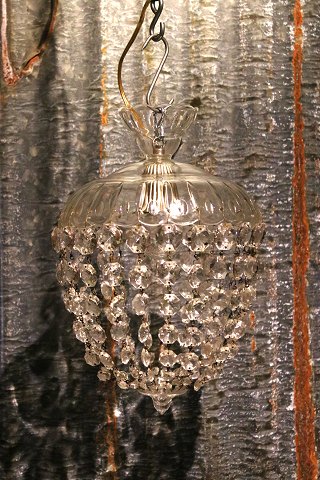 Gammel "pose" prisme loftslampe med glas skærm og kæder med diamant slebne klare 
glas prismer...