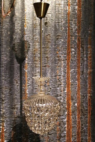 Gammel "pose" prisme loftslampe med glas skærm , 
kæder med diamant slebne klare glas prismer...