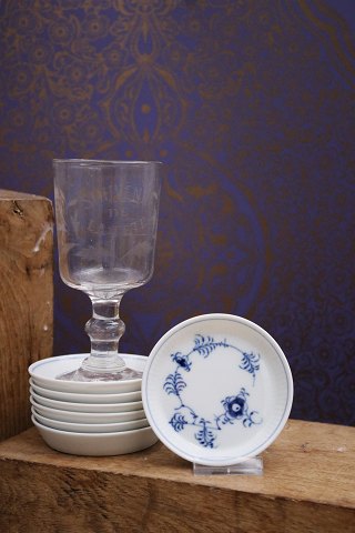 Royal Copenhagen glasbakke i Musselmalet Riflet. Dia.: 9cm. 
1/2185...