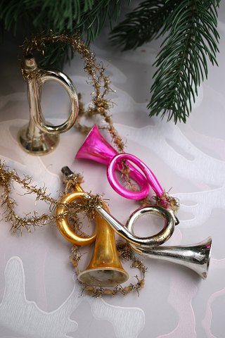 Gammelt juletræspynt i form af juletrompeter i tyndt glas 
fra omkring år 1920.