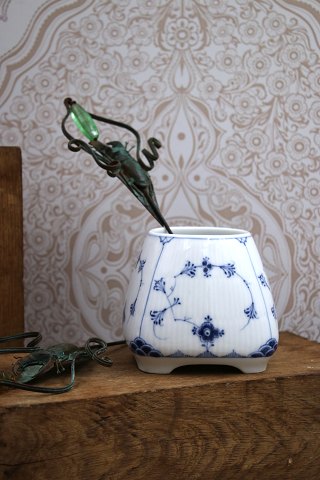 Sjælden Royal Copenhagen Musselmalet Riflet vase.
1/693. 1.sort.
1898-1923...