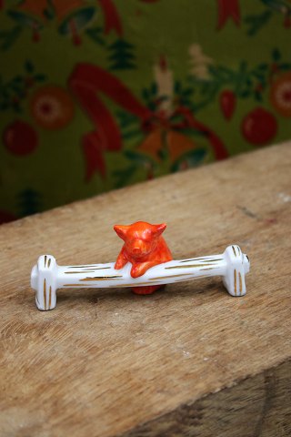 Old Christmas knife stool in porcelain in the shape of a pig on a wooden trunk 
to put your cutlery on...