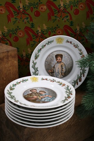 Royal Copenhagen Peters Jul tallerkener med julemotiver.
Dia.:19cm...