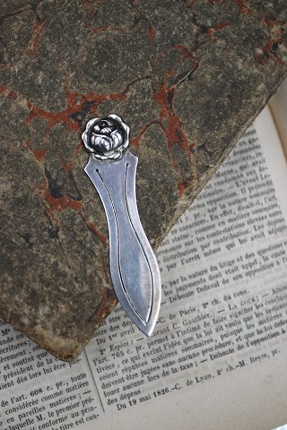 Old bookmark in silver, stamped 830s with floral motif.