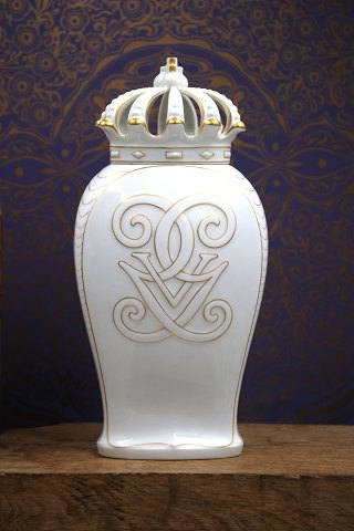 Bing & Grøndahl vase / lågkrukke i hvid porcelæn med Kong Christian d.X´s monogram...