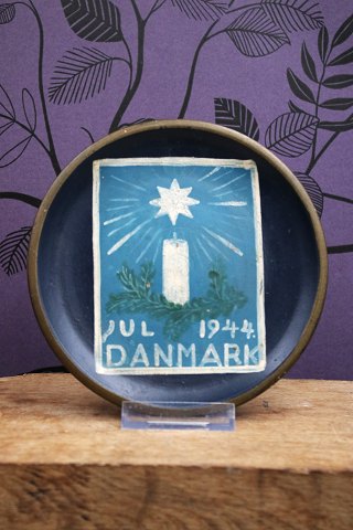 Old terracotta plate / platter with a painted motif of the Christmas stamp from Christmas 1938-Denmark...