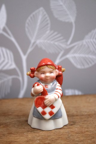 Royal Copenhagen Pixie nisse i porcelæn , nr.761.Pige med julehjerte.