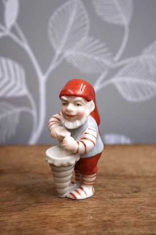 Royal Copenhagen Pixie nisse i porcelæn , nr.762.Nisse med krammerhus.