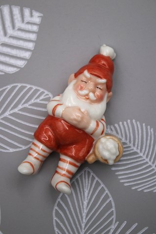 Royal Copenhagen Pixie nisse i porcelæn , nr.176.Sovende nissemand med ølkrus.