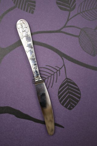 Børnekniv i sølv (stemplet) med børnemotiver på skaftet.Længde: 16,3cm.