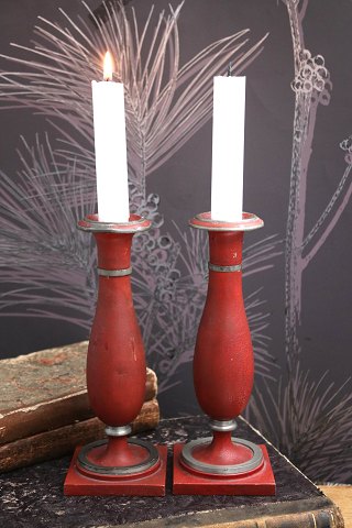 A pair of Augustenborg pewter candlesticks from around 1840 with red original paint.