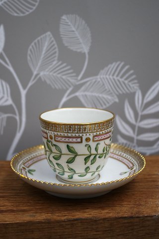 Mocca kop uden hank med underkop i Flora Danica-stel fra Royal Copenhagen.