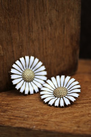 Gamle Marguerit / Daisy ørenringe i sterling sølv og hvid emalje fra A. Michaelsen.Dia.: 3,2cm...