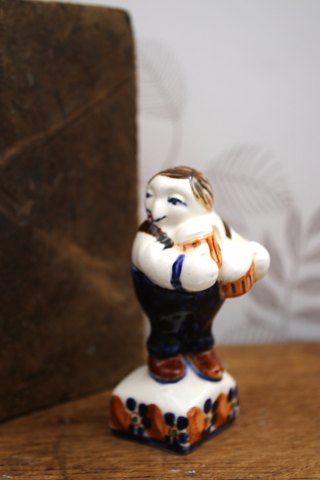 Spurv "II" , fajance figur fra Aluminia "I skoven skulle være gilde" designet af Kai Nielsen i 1908.