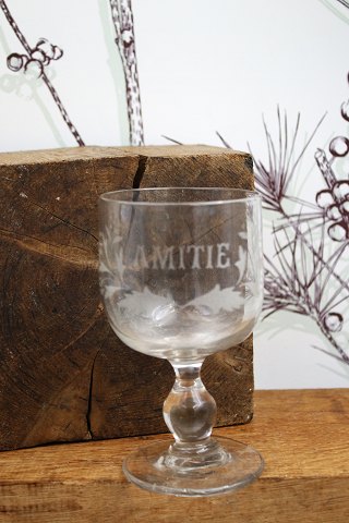 Gammelt Fransk souvenir vin glas med graveret skrift "Amitie" ( Venskab )