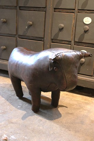 Original Dimitri Omersa fodskammel i læder fra 60érnei form af en tyr med en fin gammel patina...