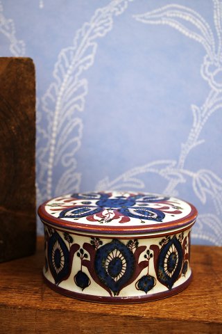 Royal Copenhagen bonbonniere  designet af Berte Jessen fra Tenera serien i blåt og rødviolet mønster...
