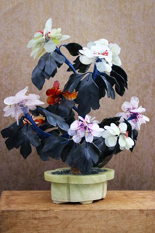 Dekorativt , japansk vintage bonsai træ i jade.H: 30cm...