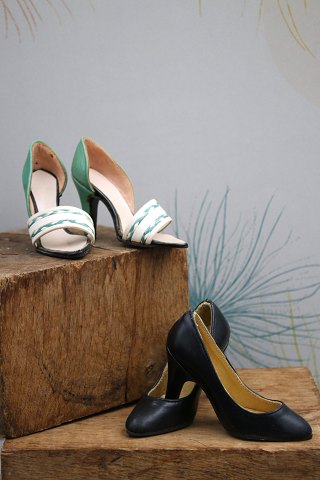 Handmade French vintage miniature model of stilettos from the 50s.H: 7cm. L: 9.5cm...