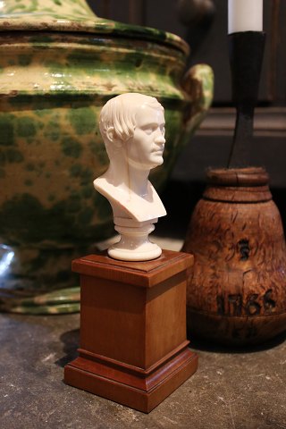 Antik , 1800 tals buste skåret i ben af Bertel Thorvaldsen på træ fod...