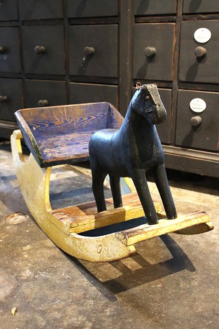 Svensk 1800 tals gyngehest  i træ og fin original farve...