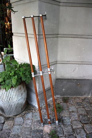 Gammel hattehylde / knagerække i krom og træ.L: 130cm...