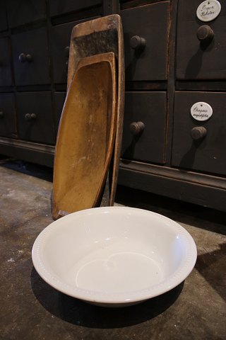 Gammel cremefarvet fajance skål med perlekant fra Aluminia...