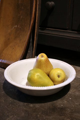 Gammel cremefarvet fajance skål med perlekant fra "Københavns fajancefabrik - Danmark"...